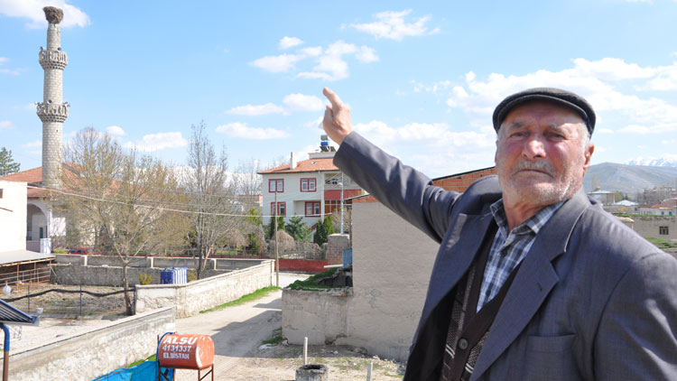 Leylekler 59 yıldır aynı minarede konaklıyor
